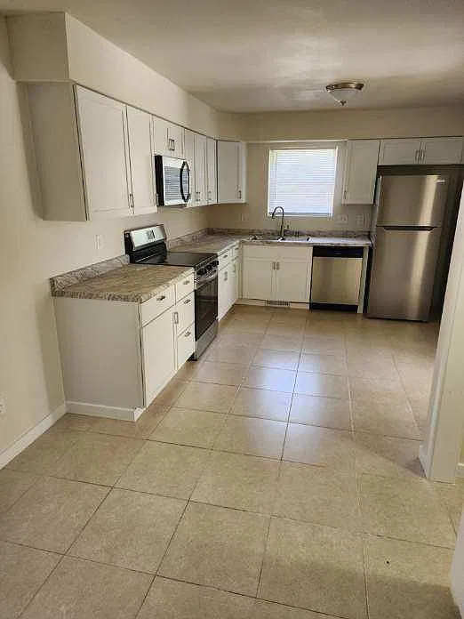 3 bed, 2300 sqft, $2,700 — Photo 2