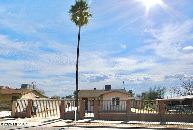 1st image of 419 W Michigan Dr
