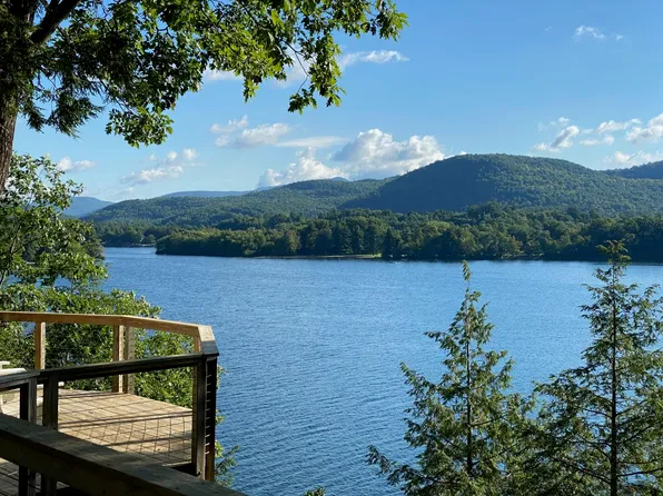 3142 West Lake Road, Poultney, VT 05764
