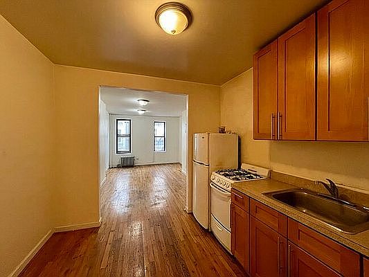 4th image of 239 E 116th St #3E