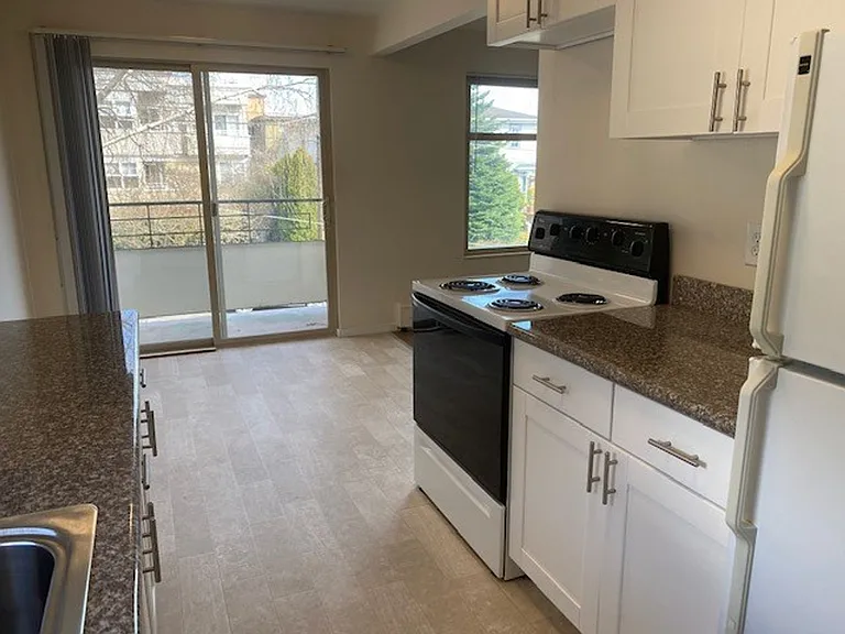 570 Ward St — Photo 11