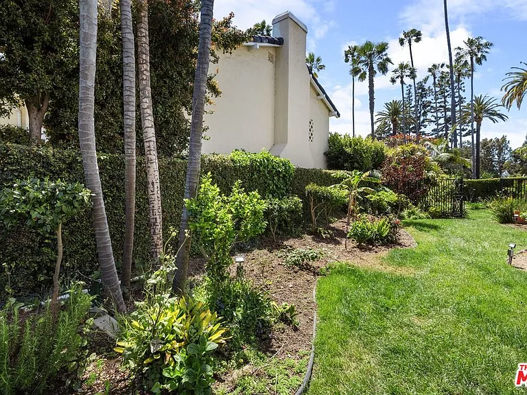 910 N Crescent Dr — Photo 37
