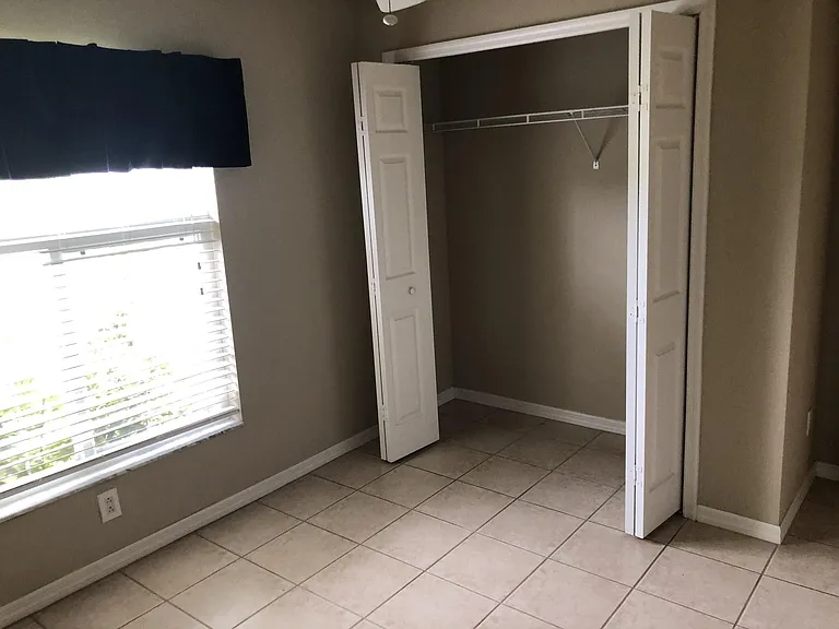 4537 SW 10th Ave — Photo 17