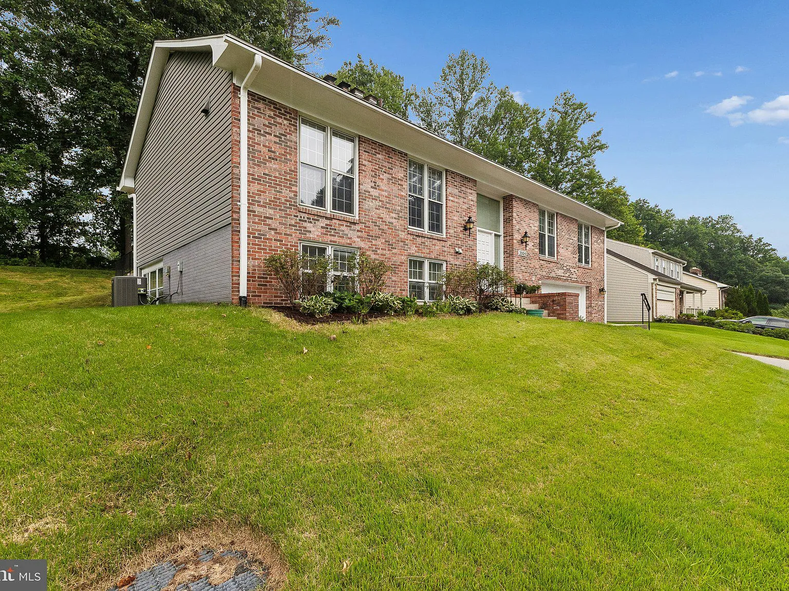 4 bed, 2.5 bath, 2561 sqft, $3,900 — Photo 3