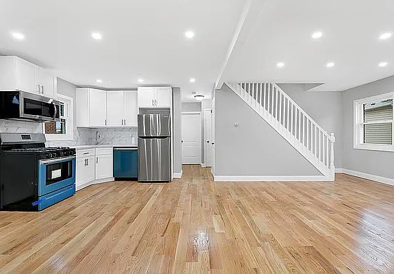 3rd image of 125-02 Francis Lewis Blvd