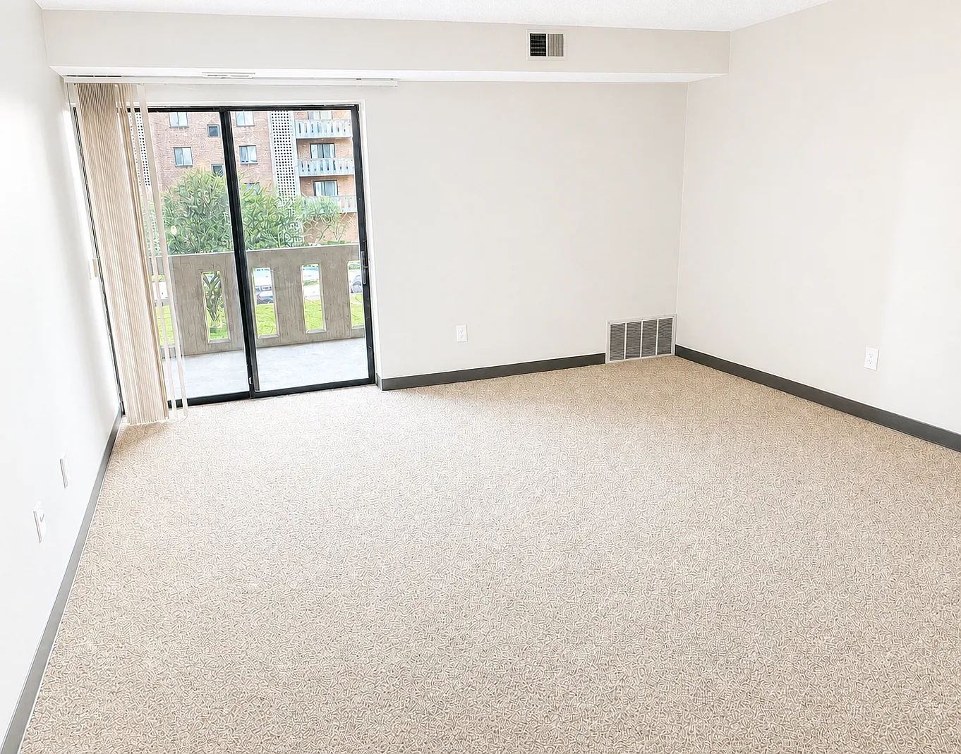 Wellington Square Apartments — Photo 3