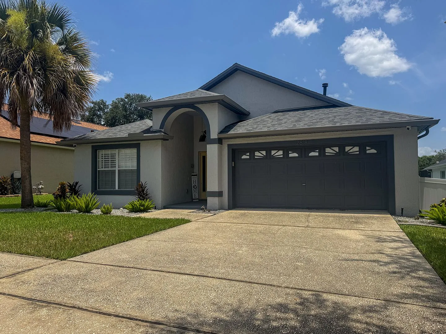Beautifully updated and modern 5 bedroom 4 bathroom pool home located in the Orange Tree — Photo 2