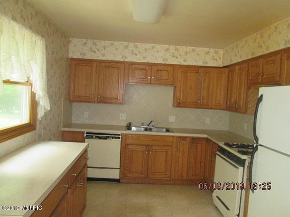 4th image of 3898 Leonard St NE