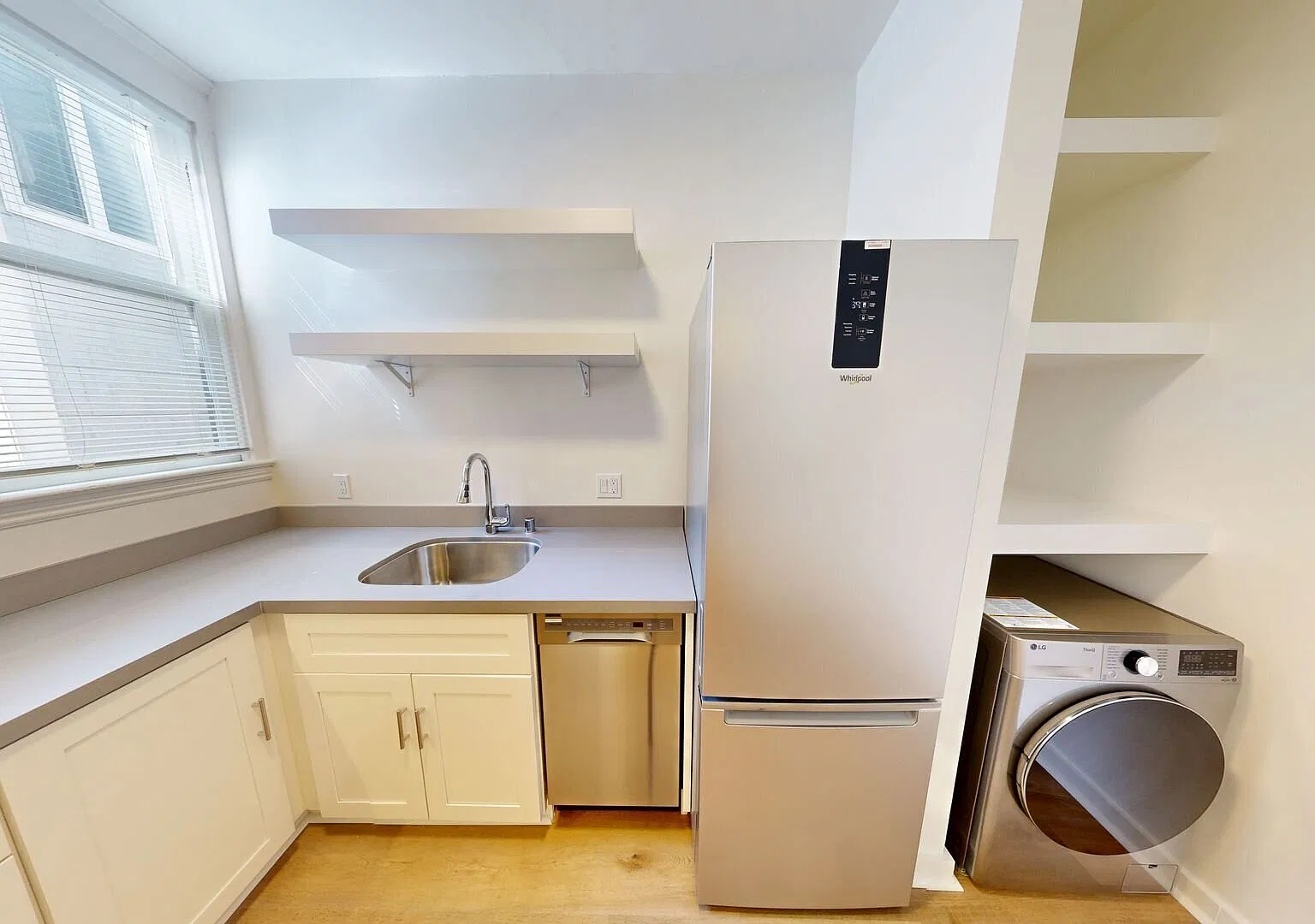 Renovated Studio with Washer/Dryer in Nob Hill — Photo 2