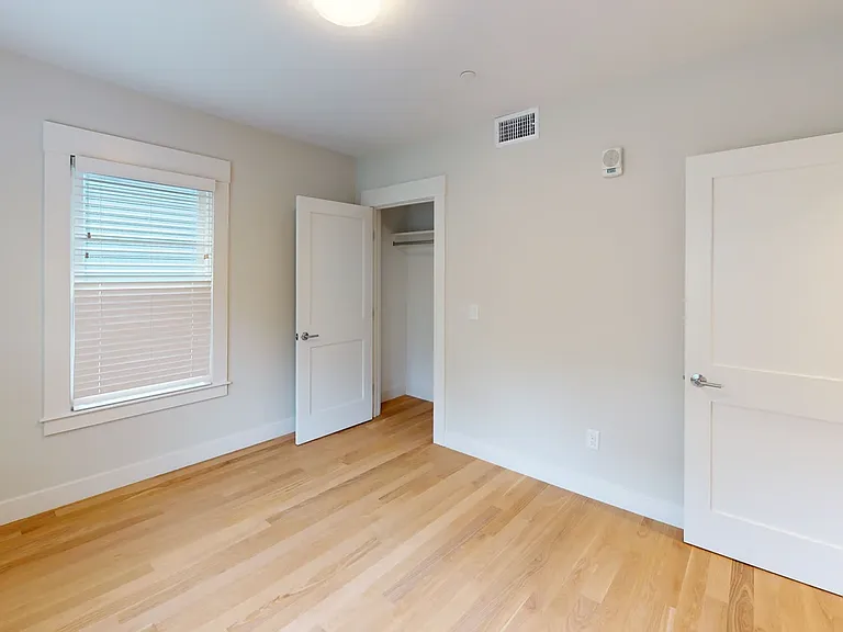 208-210 Banks St #1 — Photo 6