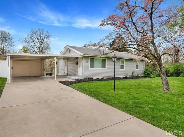 3100 Edgemont Ct, Saint Ann, MO 63074