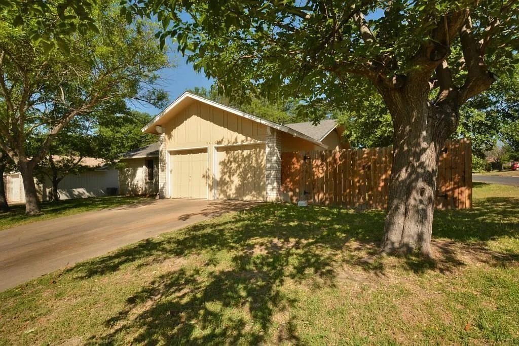 3 bed, 2.0 bath, 1348 sqft, $1,895 — Photo 3