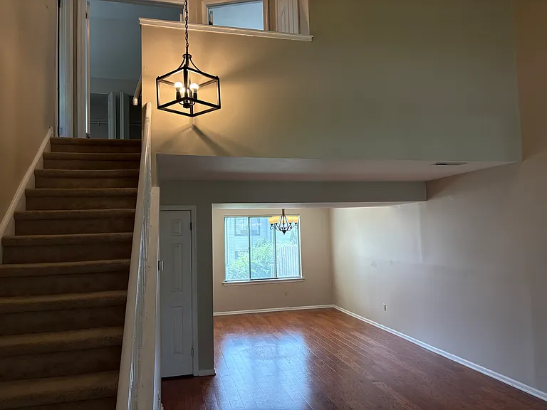 323 Milford Ct — Photo 3