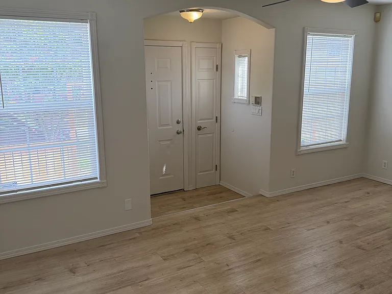 7040 N Lombard St — Photo 2