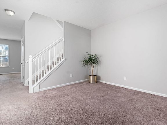 3rd image of 1330 Meadow View Dr