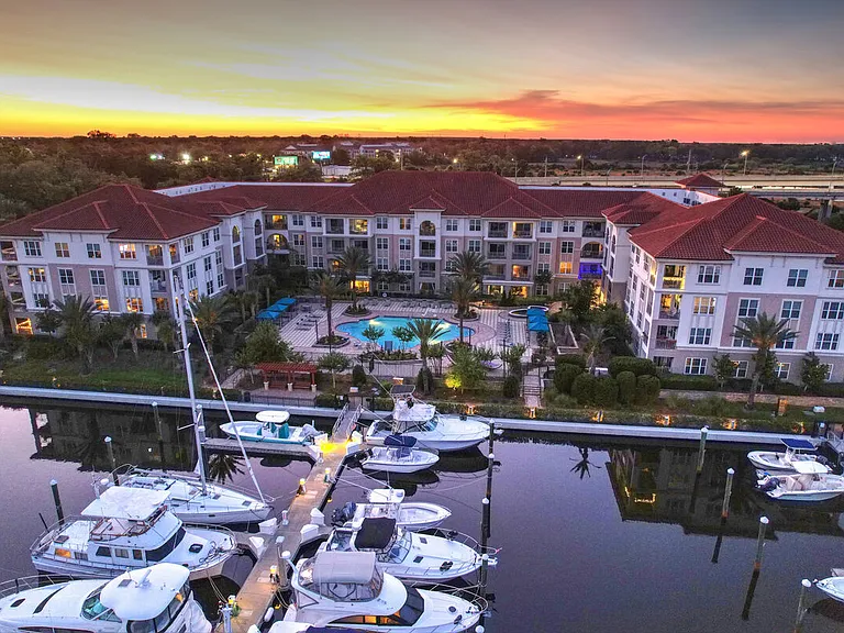 Views at Harbortown — Photo 7