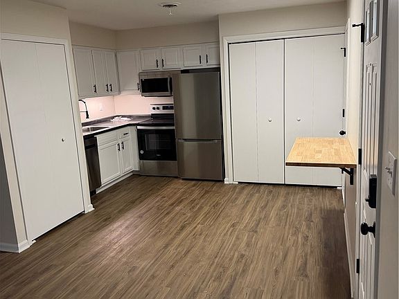 3rd image of 122 Royal Crest Dr