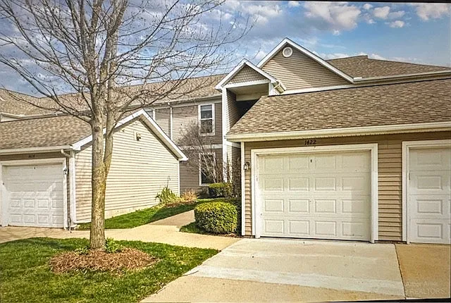 1422 Fox Pointe Circle — Photo 3