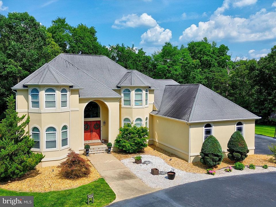 1st image of 19 Hidden Hills Dr