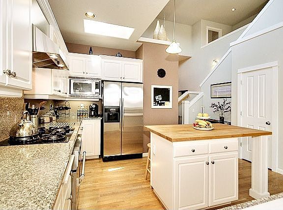 Gourmet Kitchen w/Granite Counters and SS Apppliances