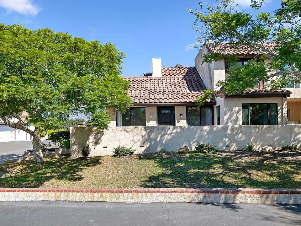 4792 Calle Camarada
