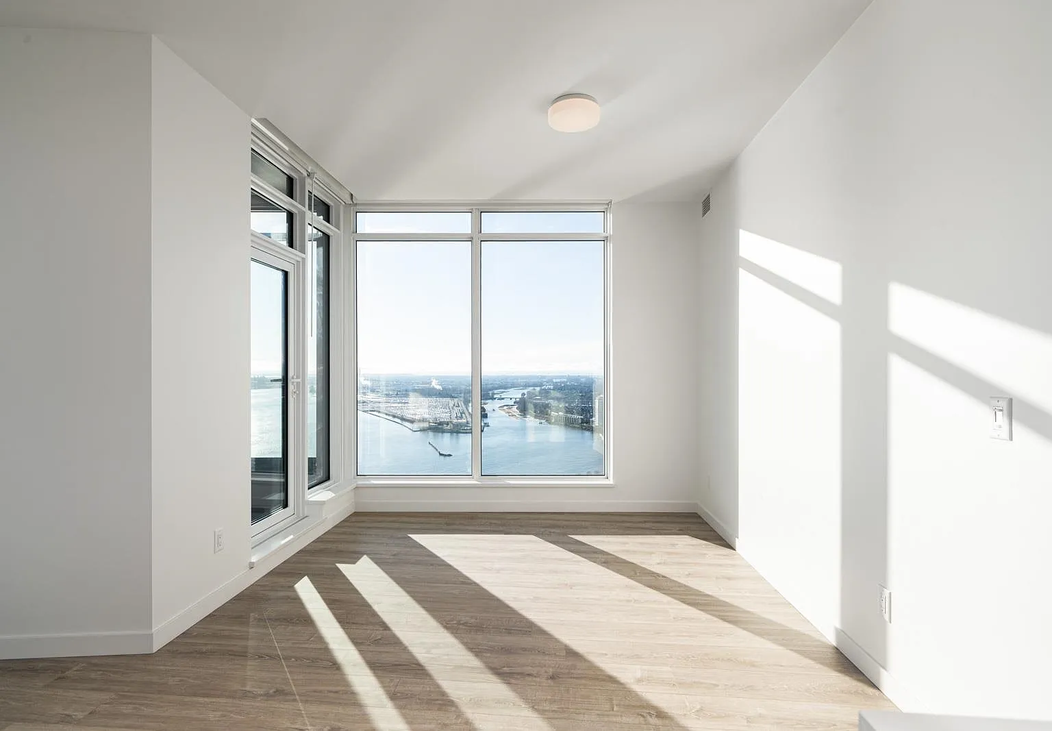 680 Quayside Dr — Photo 4