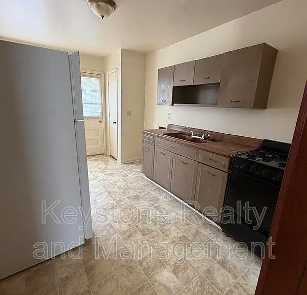 315 Crestview Dr — Photo 5