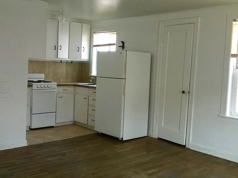 427 W 12th Aly #1 — Photo 3