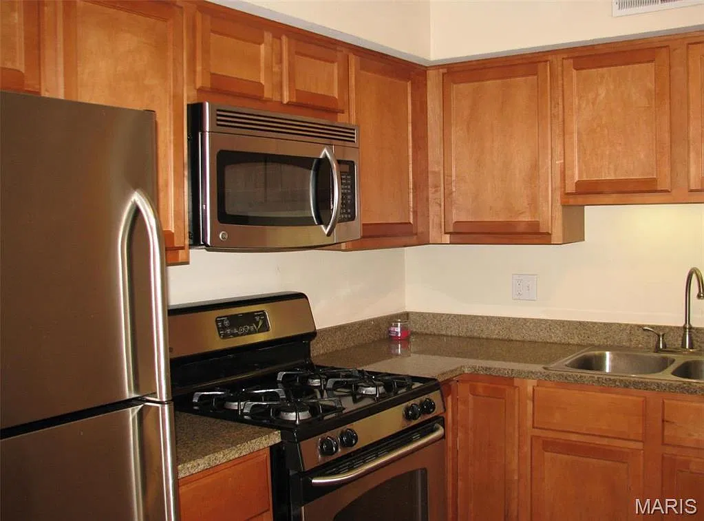 2 bed, 1.5 bath, 910 sqft, $1,400 — Photo 3