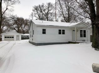 909 E Lake St, Knox, IN 46534