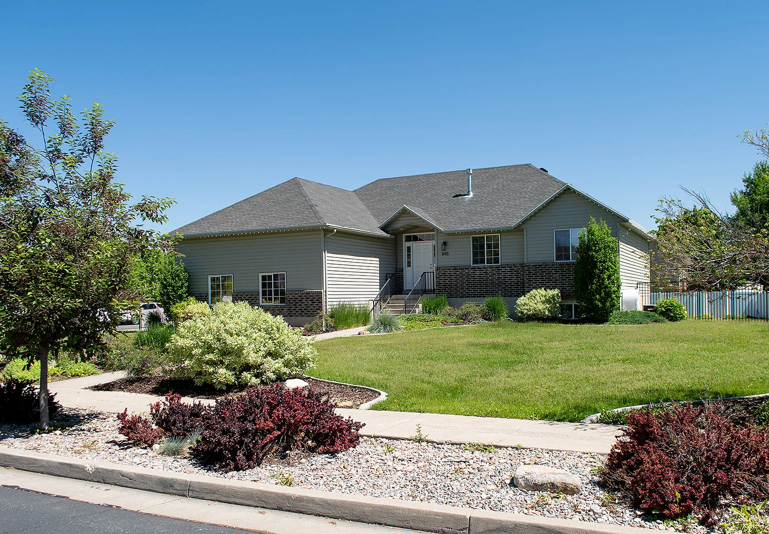 5 bed, 3.0 bath, 2702 sqft, $2,700 — Photo 3