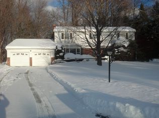 7 Castillion Ct, Clifton Park, NY 12065