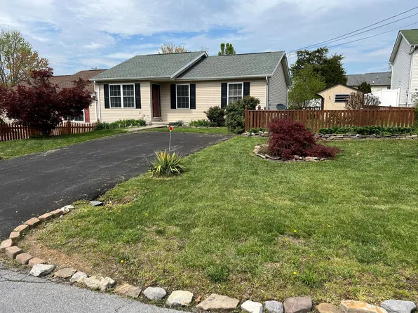 15 Empress Cir, Inwood, WV 25428