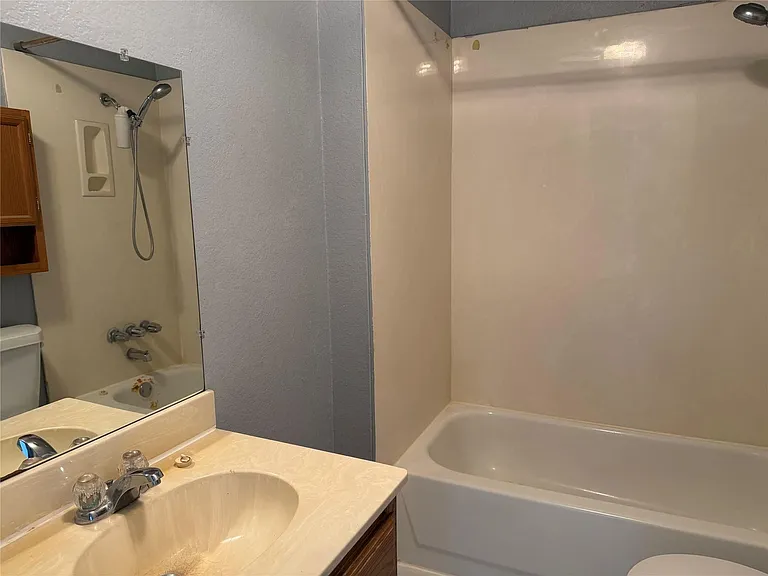 1605 Oak Cir #A — Photo 6