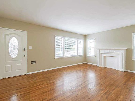 2nd image of 928 W 79th St #2007