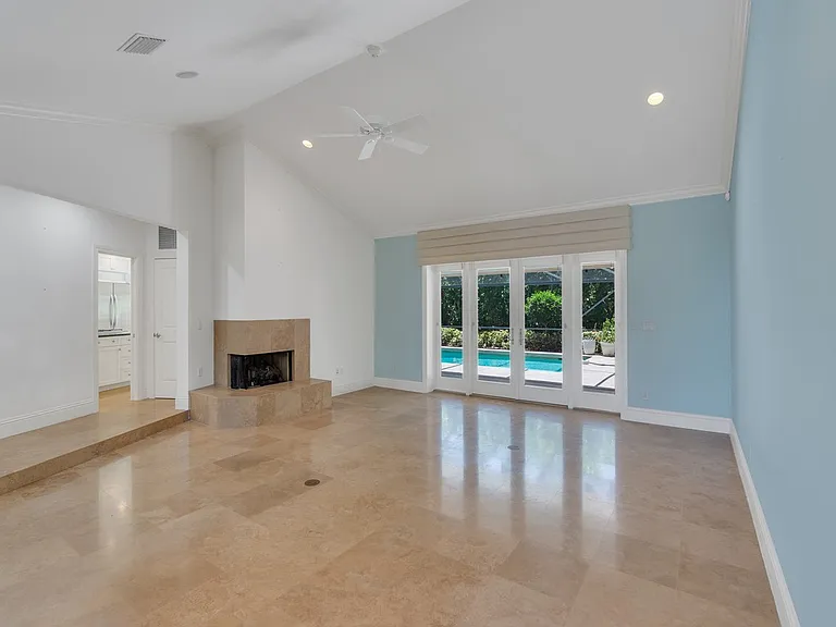 1575 Shorelands Dr E — Photo 4