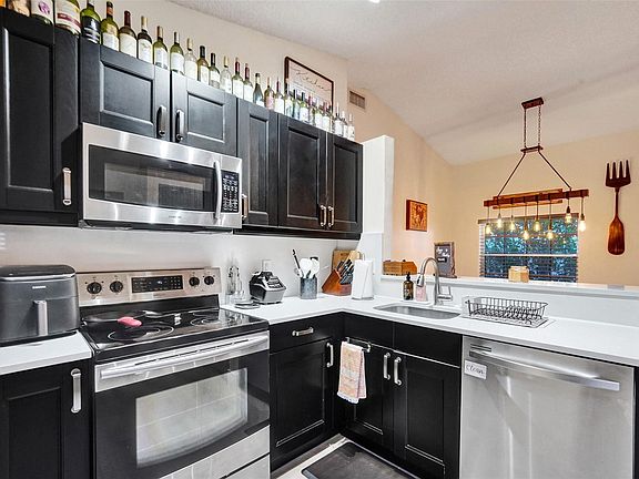 4th image of 895 SW 180th Terrace