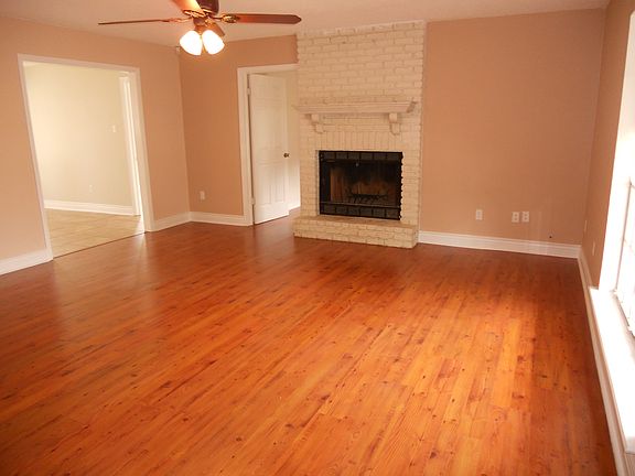 5th image of 303 Goldenwood St