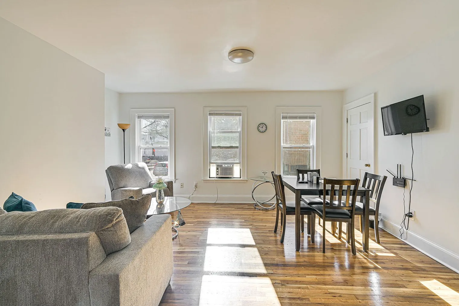 2 bed, 1.0 bath, 742 sqft, $5,056 — Photo 3