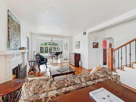 3rd image of 1918 N Lakeside Dr