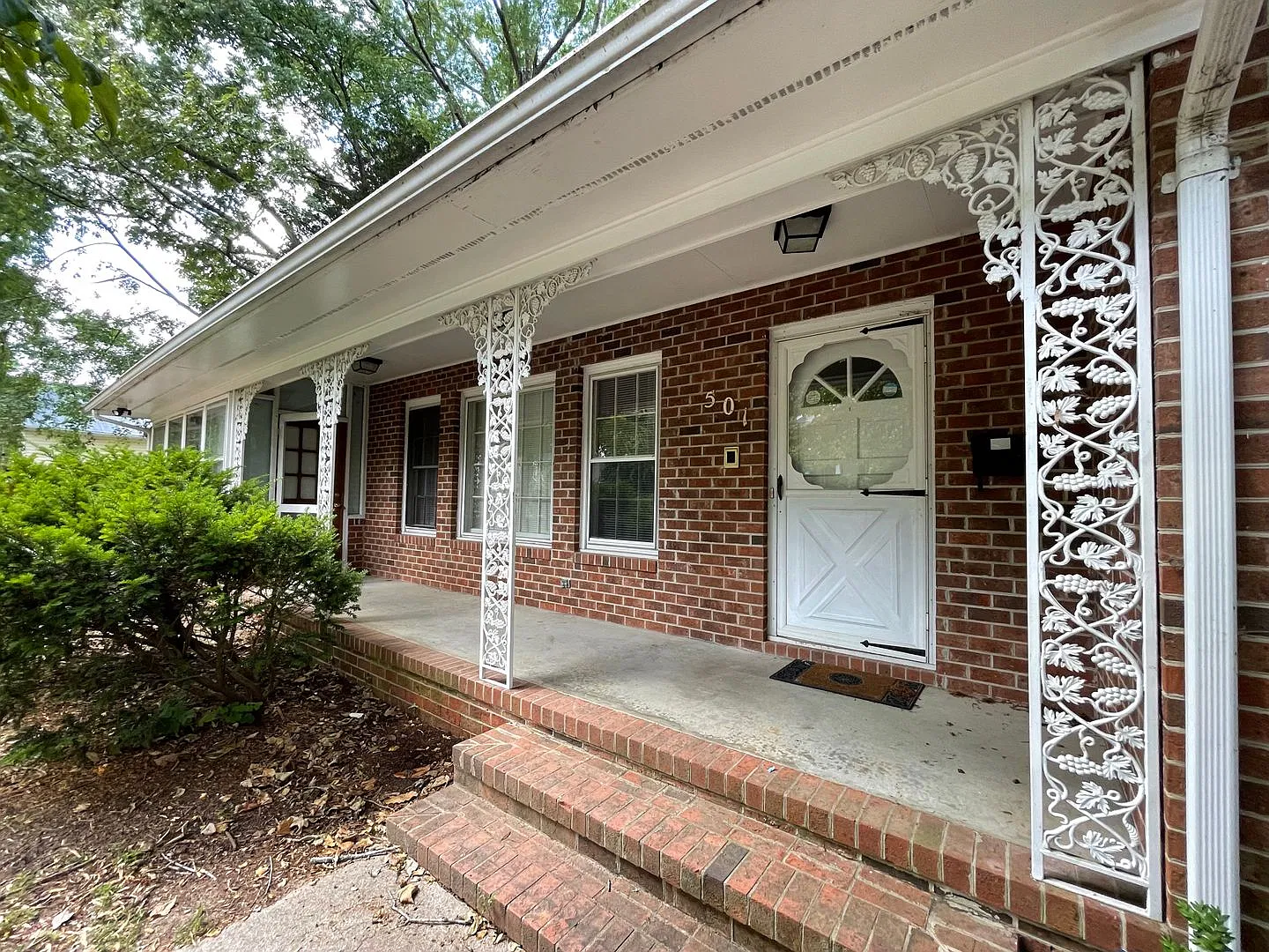 Sweet & Spacious 4br on the northside w/ parking & deck, walking distance to UNC — Photo 2