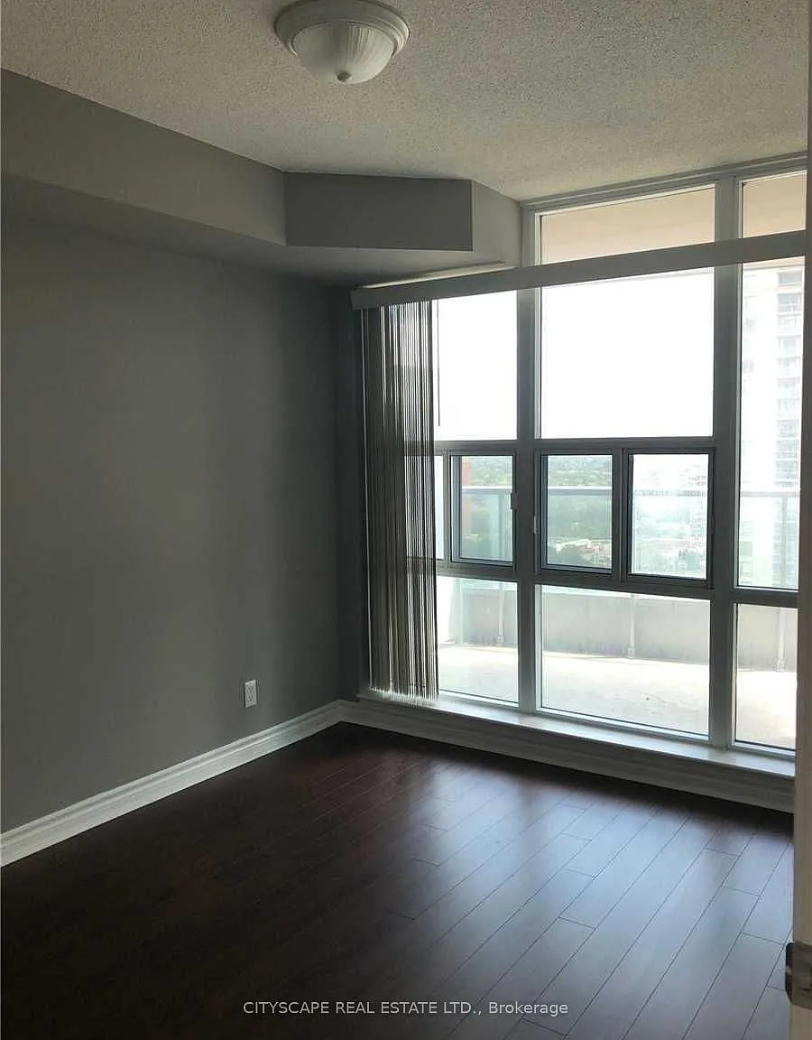 33 Elm Dr W — Photo 4