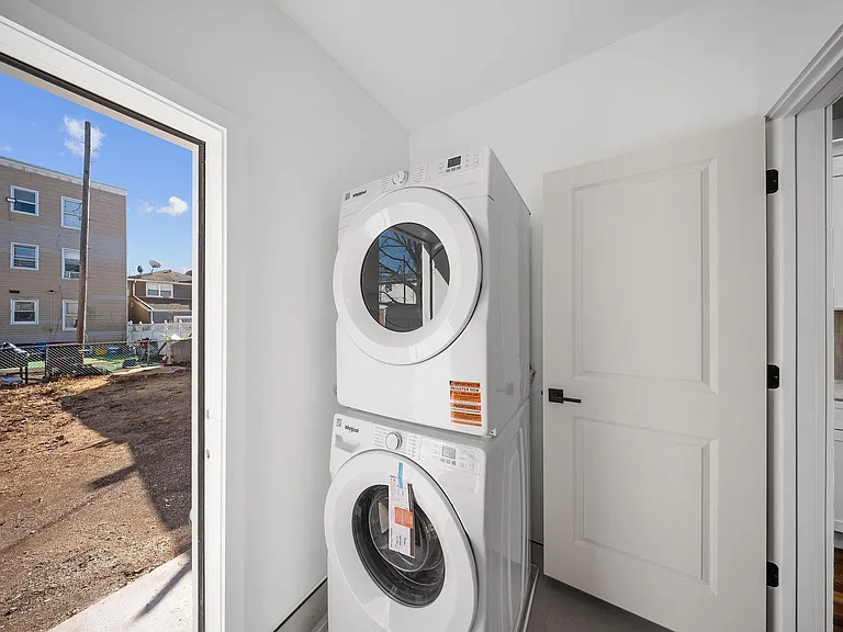 319 William St #2-0904 — Photo 17