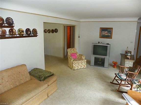 4th image of 7511 Green Valley Dr