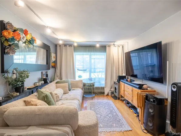 221 Middleneck Road #M-2, Great Neck, NY 11021