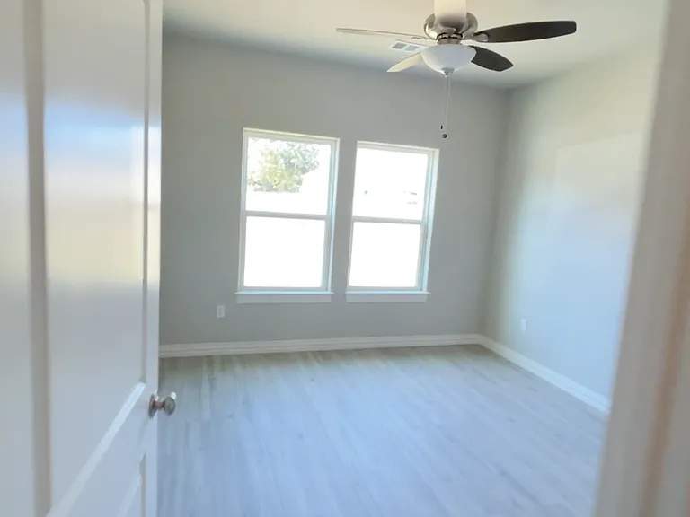 305 Western Hills Dr — Photo 7