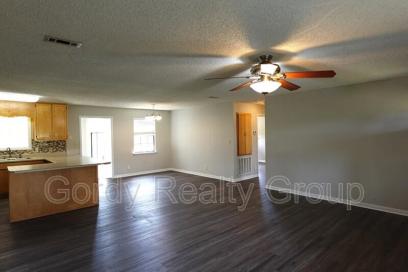 4 bed, 2.0 bath, 1988 sqft, $2,075 — Photo 4