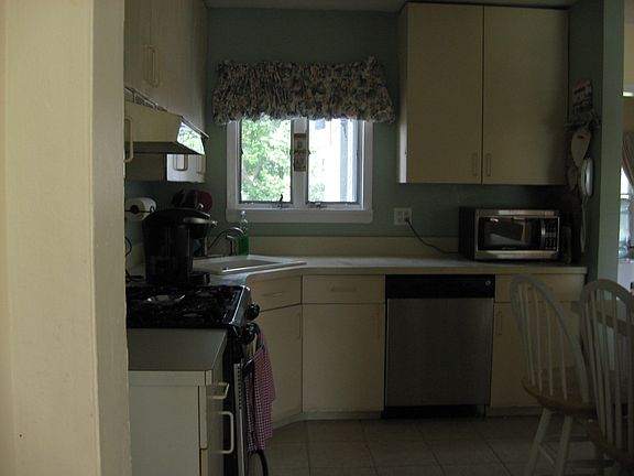 5th image of 12 Canby Ct
