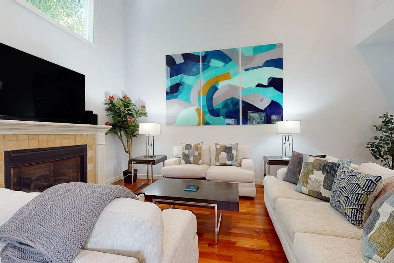 3 bed, 2.0 bath, 2497 sqft, $4,401 — Photo 2