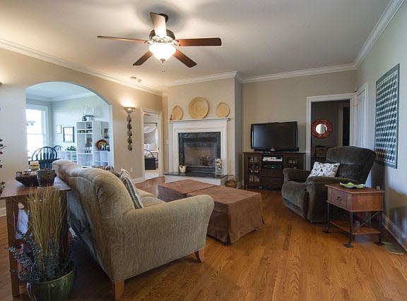 5th image of 668 Coltsfoot Ln